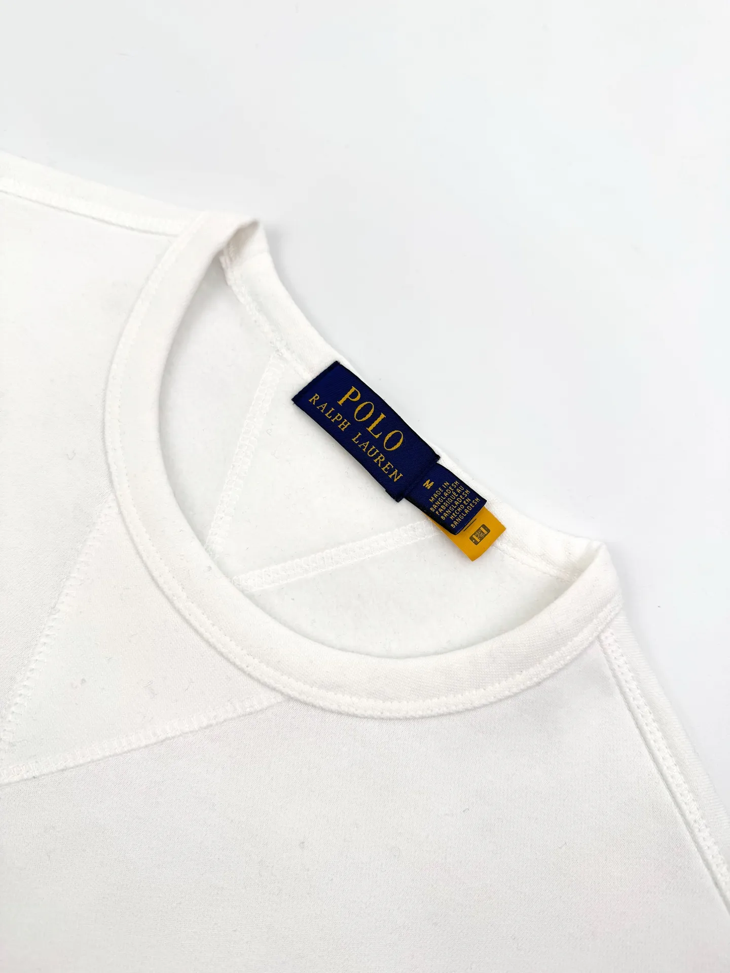P280 Ralph Lauren logo embroidered sweatshirt. Customized cloud-like honey cotton fleece sweatshirt material. It feels delicate and comfortable against the skin. It is dressed in pure white and exudes innate elegance. The exquisite indigo pony logo is embellished with it. It is highly recognizable. It brings an atmosphere of freedom and vitality. Pure and agile color symphony. It outlines a high-end silhouette with extreme simplicity. It becomes the smart focus of the vision and shows taste in silence. Craftsmanship 1: Adopting imported machine embroidery technology and using advanced computer control systems and precision mechanical components to achieve the iconic pony embroidery operation with high precision and smooth and delicate lines. Process 2: Using the Hasuo process and sewing with a specific machine. The Hasuo fastness is high and adds visual effects. It is time-consuming and labor-intensive. Process 3: The fabrics are washed and have a better hand feel. Not easy to deform, not easy to shrink, not easy to fade, and maintain long-term beauty. Accessories: Customized 1:1 Ralph Lauren trademark Fit: Fitted Size: S M L XL Style No.: 25296